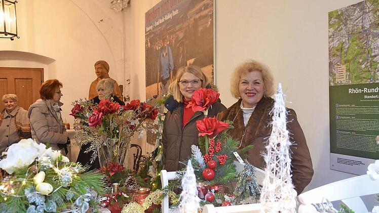 Claudia und Gisela Kind an ihrem Stand  Foto: Kilian Trabert