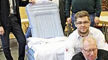 Bei der Spendenübergabe wurde demonstriert, wie der Notfall-Hebesitz funktioniert. Foto: V. Schadeck