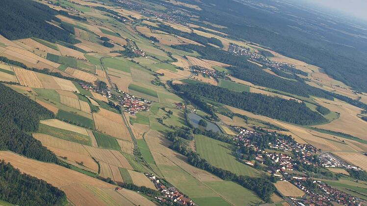 Blick auf den südlichen Teil der Baunach-Allianz aus 1800 Metern Höhe: von Lind über Rentweinsdorf bis nach Baunach, wo sich der Bamberger Kessel öffnet. Foto: Birgit Kestel