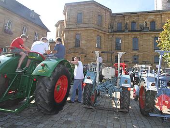 Seit dem Zweiten Weltkrieg bewegen auch Sachgründe die Menschen dazu, sich auf dem Weg nach Vierzehnheiligen zu machen - wie hier etwa, um Segen für Traktoren und ihre Fahrer zu erbitten. Gerda Völk