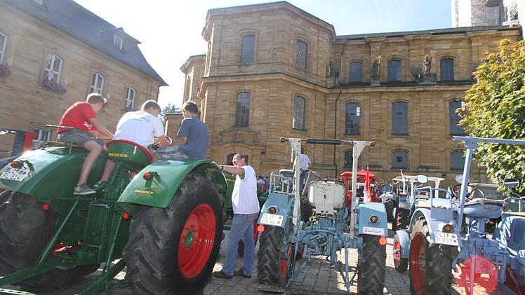 Seit dem Zweiten Weltkrieg bewegen auch Sachgründe die Menschen dazu, sich auf dem Weg nach Vierzehnheiligen zu machen - wie hier etwa, um Segen für Traktoren und ihre Fahrer zu erbitten. Gerda Völk