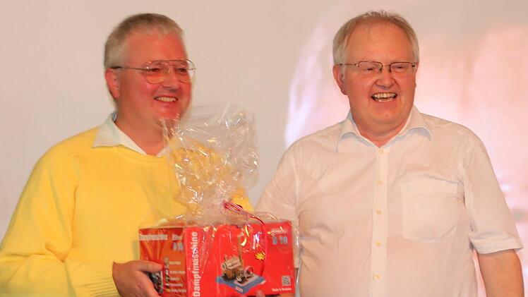 Wolfram Degen (l.) überraschte Kurt Spitzer in dessen Look mit gelbem Pullover und einem Geschenk.