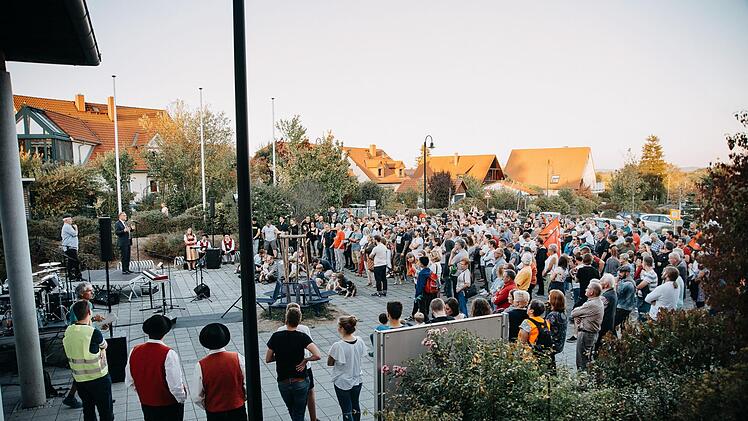 Der Bamberger Oberbürgermeister Andreas Starke (SPD) sprach ein Grußwort bei der Demo "Stegaurach steht auf" gegen die Veranstaltung der Alternative für Deutschland am Dienstagabend.   Foto: Marian Lenhard