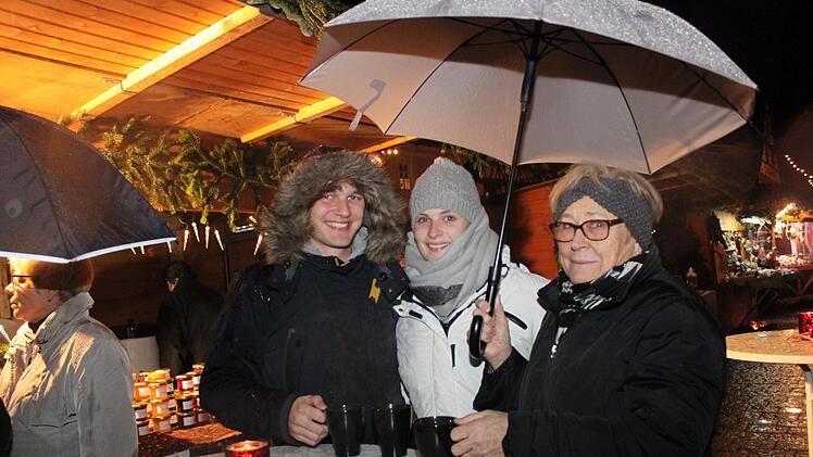 Den Ebermannstadtern gefällt ihr Weihnachtsmarkt. Foto: Carmen Schwind
