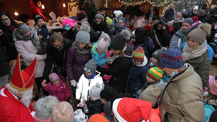 Der Hausener Weihnachtsmarkt im Greifenhof Foto: Mathias Erlwein