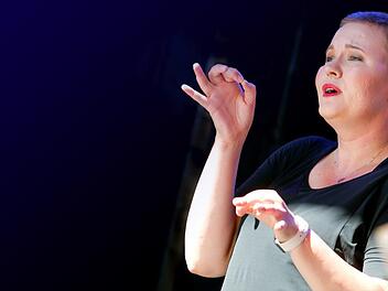 Gebärdendolmetscherinnen wie Laura Schwengber übersetzt zum Beispiel auch Live-Musik. Foto: ArchivGiulia Iannicelli