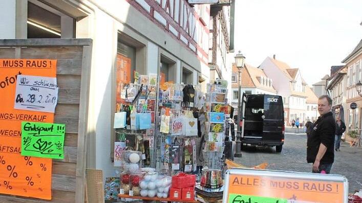 Manfred Weigand vor seinem Laden in der Hauptstraße. Gestern war offiziell Schluss.