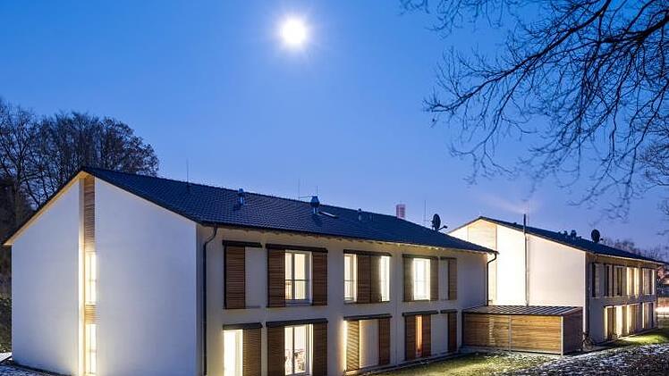 Staatlich geförderte Wohngebäude: 24 Wohnungen, Fassade  mit Holzverkleidung und attraktive Außenanlage in Coburg. Architektur: Fischer Planen und Bauern GmbH, Feucht. Besichtigung: Samstag, 29. Juni, 14.30 bis 16 Uhr, Treffpunkt Haßfurter Straße 51. Sebastian Kolm