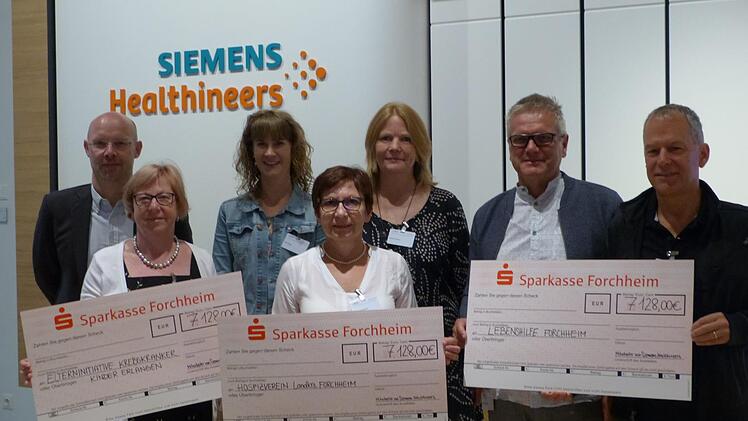 Die Spendenübergabe (v. l.): Standortleiter Carsten Bertram, Christine Dorsch und Flora Heinlein vom Hospizverein, Christine Träg und Pai Gohla von der Elterninitiative und Wolfgang Badura und Michael Burkard von der Lebenshilfe   Foto: Pauline Lindner