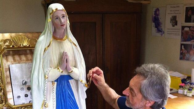 Reinhold M&uuml;ller restaurierte die Madonnen-Figur.  Fotos: Andreas Lomb