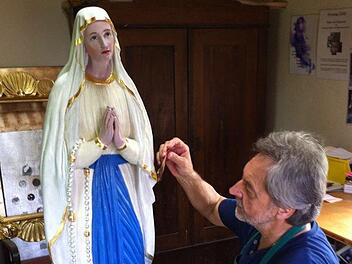 Reinhold Müller restaurierte die Madonnen-Figur.  Fotos: Andreas Lomb