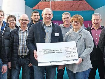 B&uuml;rgermeister Klaus Faatz mit CSU-Team und KiTa Leitung Tina H&auml;rtlein bei der &Uuml;bergabe des symbolischen Schecks  Foto: privat