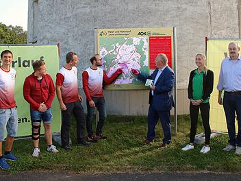 Der Abteilungsleiter der TSV-Laufgruppe Markus Veth, der  Sport-Vorstand des TSV Tobias Hüllmantel, die Organisatoren des Laufs  Stefan Bretscher und Tobias Werner, Landrat Thomas Bold, AOK-Vertreterin  Franziska Markert und Bürgermeister Fridolin Zehner vor einem der  neuen Schilder.