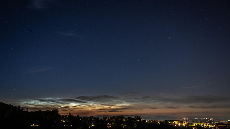 Himmelsphänomen: Leuchtende Nachtwolken am Himmel über Bayern