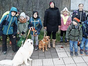 Die Kindergruppe am Bones auf ihrem Weg zur Schule mit Begleiterin Nicole Dorsch