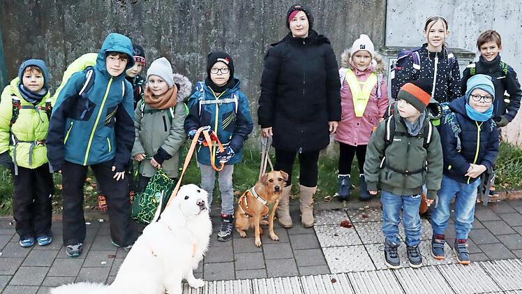 Die Kindergruppe am Bones auf ihrem Weg zur Schule mit Begleiterin Nicole Dorsch