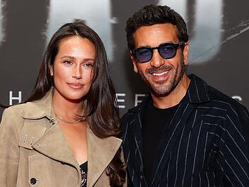 Jessica und Elyas M'Barek Innig auf dem roten Teppich: So zeigte Elyas M'Barek mit seiner Frau Jessica am 24. Oktober in Berlin. Anlass war die Premiere seines Regie-Debüts: der Netflix-Doku "Babo - Die Haftbefehl-Story".