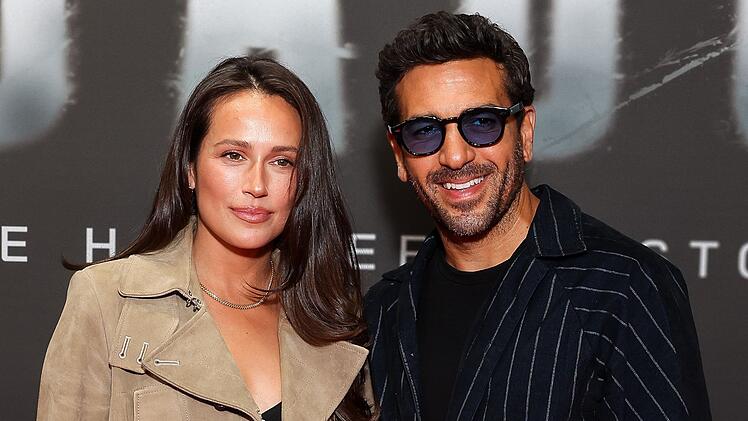 Innig auf dem roten Teppich: So zeigte Elyas M'Barek mit seiner Frau Jessica am 24. Oktober in Berlin. Anlass war die Premiere seines Regie-Deb&uuml;ts: der Netflix-Doku "Babo - Die Haftbefehl-Story".
