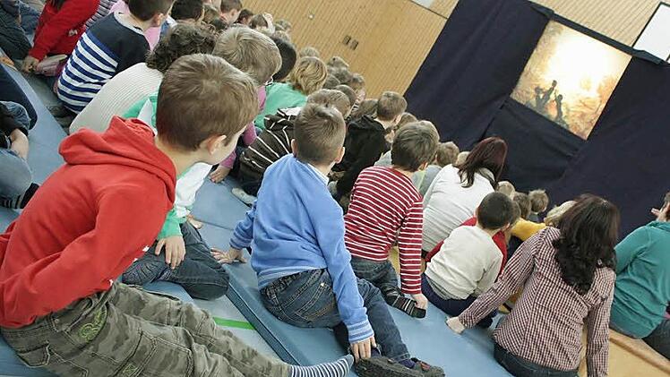 Gebannt blickten die Schüler und die Vorschulkinder mit ihren Betreuerinnen zur Bühne.