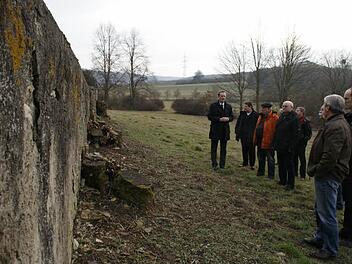 "Schön ist sie nicht", war das einhellige Urteil der Eltmanner Bauausschussmitglieder über die Mauer am Limbacher Friedhof und entlang der Wallfahrtskirche. Vorrangig zuständig dafür seien aber Kirchenstiftung und Diözese. Die Stadt werde sich an einer Sanierung beteiligen, wurde signalisiert. Foto: sw
