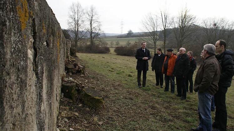"Schön ist sie nicht", war das einhellige Urteil der Eltmanner Bauausschussmitglieder über die Mauer am Limbacher Friedhof und entlang der Wallfahrtskirche. Vorrangig zuständig dafür seien aber Kirchenstiftung und Diözese. Die Stadt werde sich an einer Sanierung beteiligen, wurde signalisiert. Foto: sw