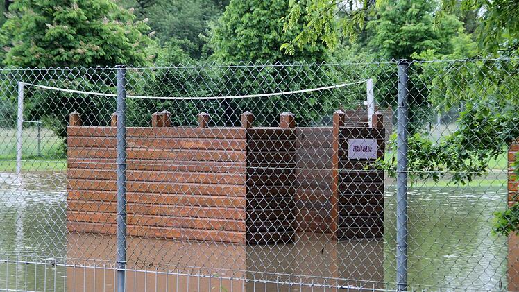 Die Außenanlagen im Mainleuser Freibad sind überschwemmt.