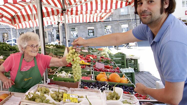 Beim Gemüsestand am Paradeplatz kauft Körber ein paar Weintrauben...