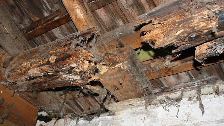 Abgefaulte Balken im Altbau führten zur Sperrung des Geschosses.Fotos: Ralf Ruppert