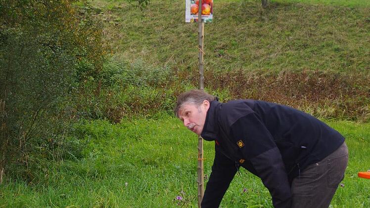 Der Vorsitzende des Obst- und Gartenbauvereins Effelter, Ottmar Löffler, zeigt den richtigen Baumschnitt.