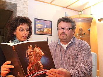 Plastiniert als Anschauungsobjekt in den "Körperwelten"? Carmen und Roland Richter (rechts) aus Neuenmarkt im Landkreis Kulmbach haben das für sich entschieden. Foto: Jochen Nützel