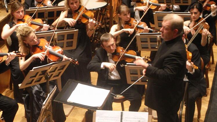 Im vollbesetzten Großen Saal des Regentenbaus dirigierte Alexander Rumpf die K&K Philharmoniker bei der "Wiener Johann Strauß Konzert-Gala". Foto Rübel