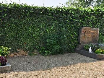 Demnächst wird im Friedhof in Obertheres (unser Bild) eine Gedenksäule für Sternenkinder errichtet. Fotos: Ulrike Langer