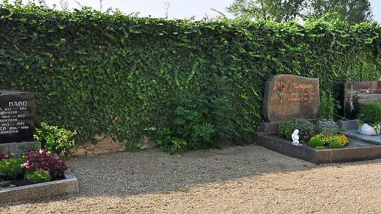 Demnächst wird im Friedhof in Obertheres (unser Bild) eine Gedenksäule für Sternenkinder errichtet. Fotos: Ulrike Langer