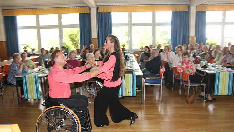 Auch Tanzen ist mit dem Rollstuhl möglich, dies zeigten eindrucksvoll vor den Mitgliedern der Selbsthilfe Gruppe Markus Vogel im Rollstuhl und Elisabeth Klimmeck. Foto: Michael Stelzner