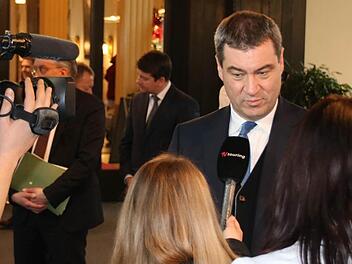 Während Minister Markus Söder (CSU) die Willkommenskultur von Kanzlerin Merkel kritisiert, gerät die Familie von Söders Ehefrau ebenso in die Kritik. Es geht um einen Grundstücksverkauf in Sachsen. Foto: Ralf Ruppert