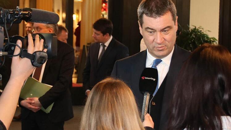 Während Minister Markus Söder (CSU) die Willkommenskultur von Kanzlerin Merkel kritisiert, gerät die Familie von Söders Ehefrau ebenso in die Kritik. Es geht um einen Grundstücksverkauf in Sachsen. Foto: Ralf Ruppert