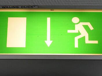 Auch das gehört zu den Brandschutzvorschriften - die Kennzeichnung des Fluchtwegs. Symbolfoto: Ronald Rinklef