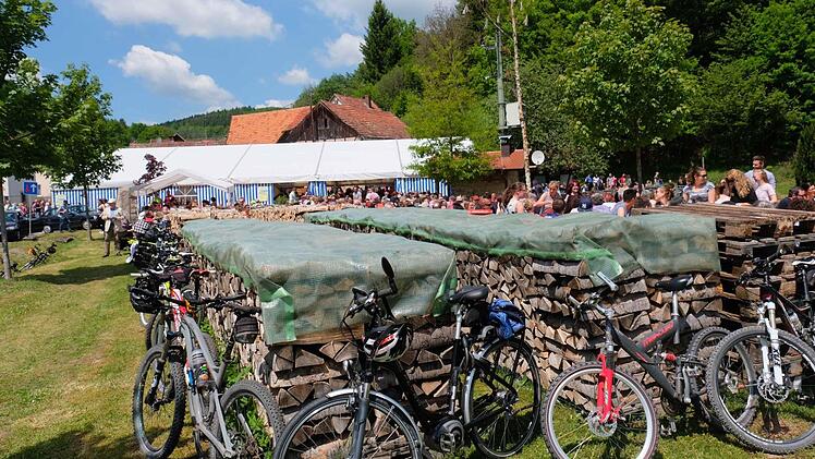 Das Zelt reicht schon lange nicht für den Platzbedarf aus, und an den zusätzlichen Biertischen auf der angrenzenden Wiese gibt es bei schönem Wetter die passende Kreuzberg-Atmosphäre in Heilgkreuz. Foto: Gerd Schaar
