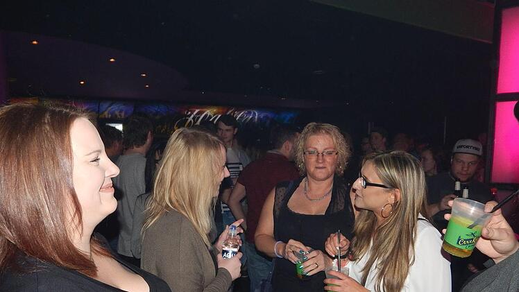 Stella (rechts) aus Bayreuth l&auml;sst sich mit ihren Freundinnen einen Drink schmecken.