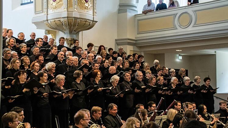 Großen Eindruck bei den zahlreichen Zuhörern in der Morizkirche hinterließ die Aufführung von Antonin Dvoráks "Stabat Mater" durch den Coburger Bachchor.Foto: Jochen Berger