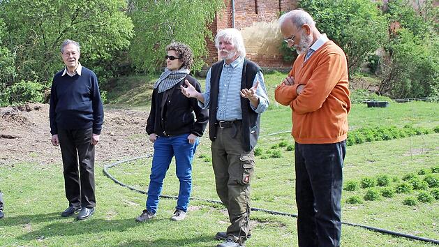 Dietrich Pax vom G&auml;rtnerhof Callenberg (Zweiter von rechts) im Gespr&auml;ch mit dem &Ouml;DP-EU-Abgeordneten Klaus Buchner (von links), Elisabeth Raschke (&Ouml;DP Bayern) und Klaus Klumpers (Coburger &Ouml;DP-Stadtrat) Foto: privat