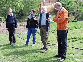 Dietrich Pax vom Gärtnerhof Callenberg (Zweiter von rechts) im Gespräch mit dem ÖDP-EU-Abgeordneten Klaus Buchner (von links), Elisabeth Raschke (ÖDP Bayern) und Klaus Klumpers (Coburger ÖDP-Stadtrat) Foto: privat
