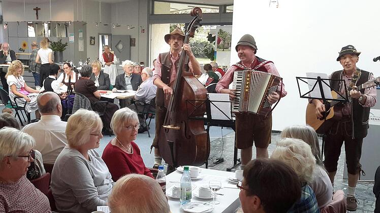 Der Ruf als Stimmungsmacher eilt den Hochsitzmusikanten voraus. Auch in der Georgi-Kurhalle hatte das Trio das Publikum schnell auf seiner Seite.Rolf Pralle