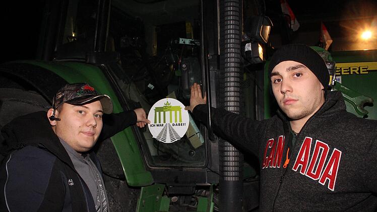 "Ich war dabei” heften die Junglandwirte an ihre Schlepper. Im Bild Kevin Holler aus Lonnerstadt (links)  und Daniel Firnkäs aus Bösenbechhofen     Foto: Evi Seeger