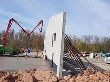 Wenn der Beton trocken ist, dann wird die Wand auch ohne Stützen stehen. Fotos: Eckehard Kiesewetter
