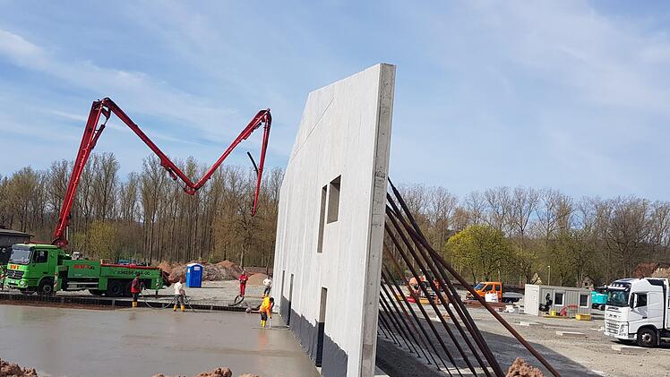Wenn der Beton trocken ist, dann wird die Wand auch ohne Stützen stehen. Fotos: Eckehard Kiesewetter