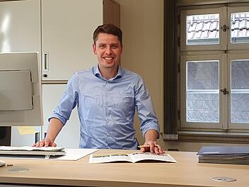 Während des Interviews steht Bürgermeister Oliver Plewa hinter seinem neuen höhenverstellbaren Schreibtisch im ebenfalls neuen modernen Büro. "Es fehlen noch etwas Deko und ein paar Pflanzen, dann ist es annähernd perfekt", meint er zufrieden. Die neue Dynamik im Rathaus ist schon an der Einrichtung erkennbar: Diese ist effizient und zielgerichtet. Und durch die Fenster weht ein frischer Wind ... Foto: Maria Löffler