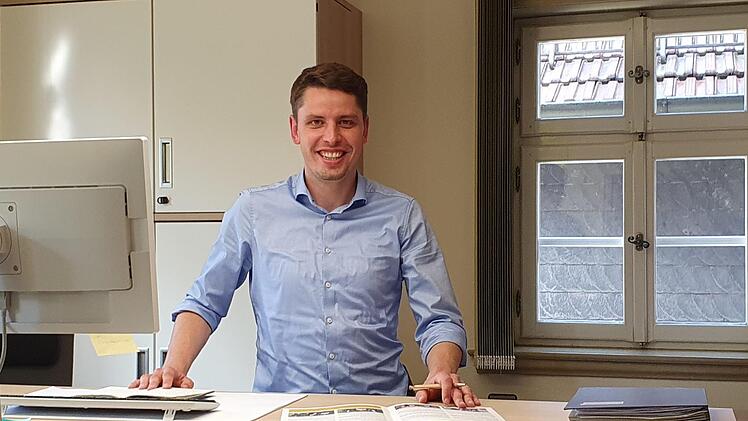 Während des Interviews steht Bürgermeister Oliver Plewa hinter seinem neuen höhenverstellbaren Schreibtisch im ebenfalls neuen modernen Büro. "Es fehlen noch etwas Deko und ein paar Pflanzen, dann ist es annähernd perfekt", meint er zufrieden. Die neue Dynamik im Rathaus ist schon an der Einrichtung erkennbar: Diese ist effizient und zielgerichtet. Und durch die Fenster weht ein frischer Wind ... Foto: Maria Löffler