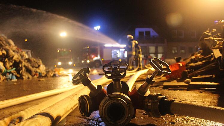 Müllberg auf Veolia-Müllhalde in Brand geraten
