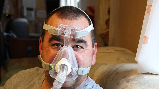 Thomas Brand ist Betroffener. Der Mann aus Ebenhausen leitet eine Selbsthilfegruppe Schlafapnoe in Schweinfurt. Foto: Carmen Schmitt